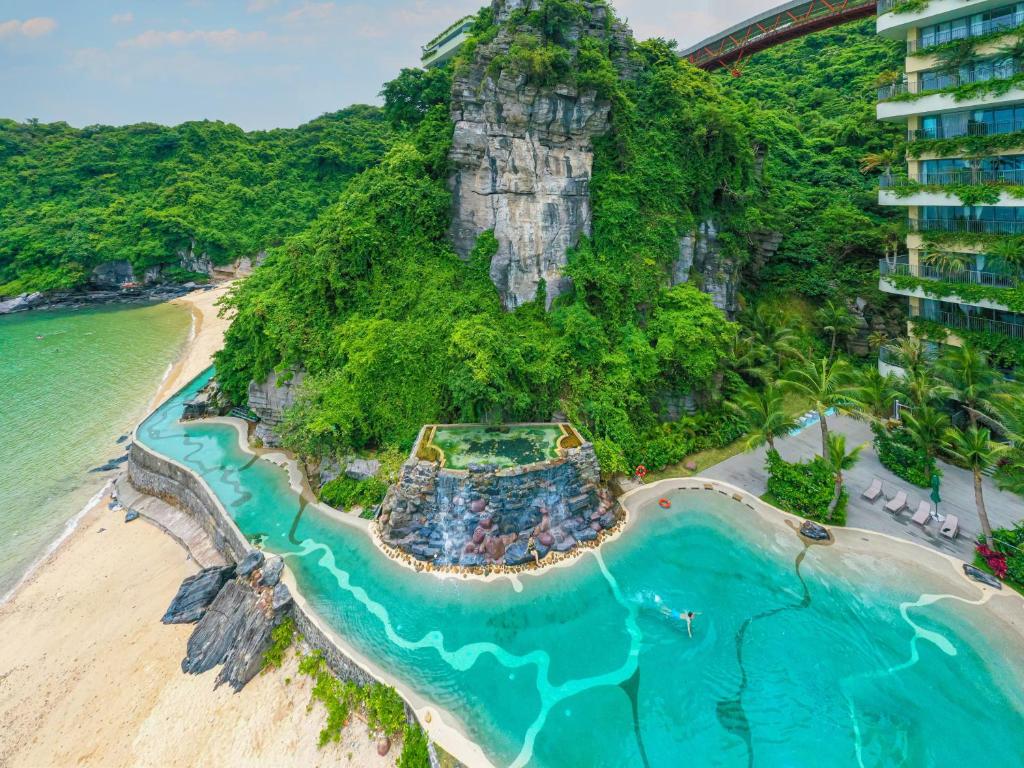 Vela Cat Ba Beach Resort - Flamingo Sea & Sand – Ha Long Bay